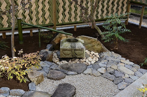 水鉢（つくばい）を中心につくる和風の庭