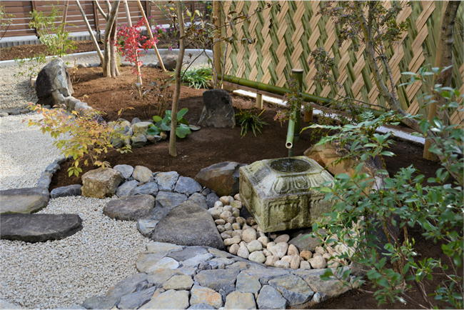水鉢【つくばい】を中心につくる石をつかった和風の庭/茨城県つくば市・小庭・坪庭